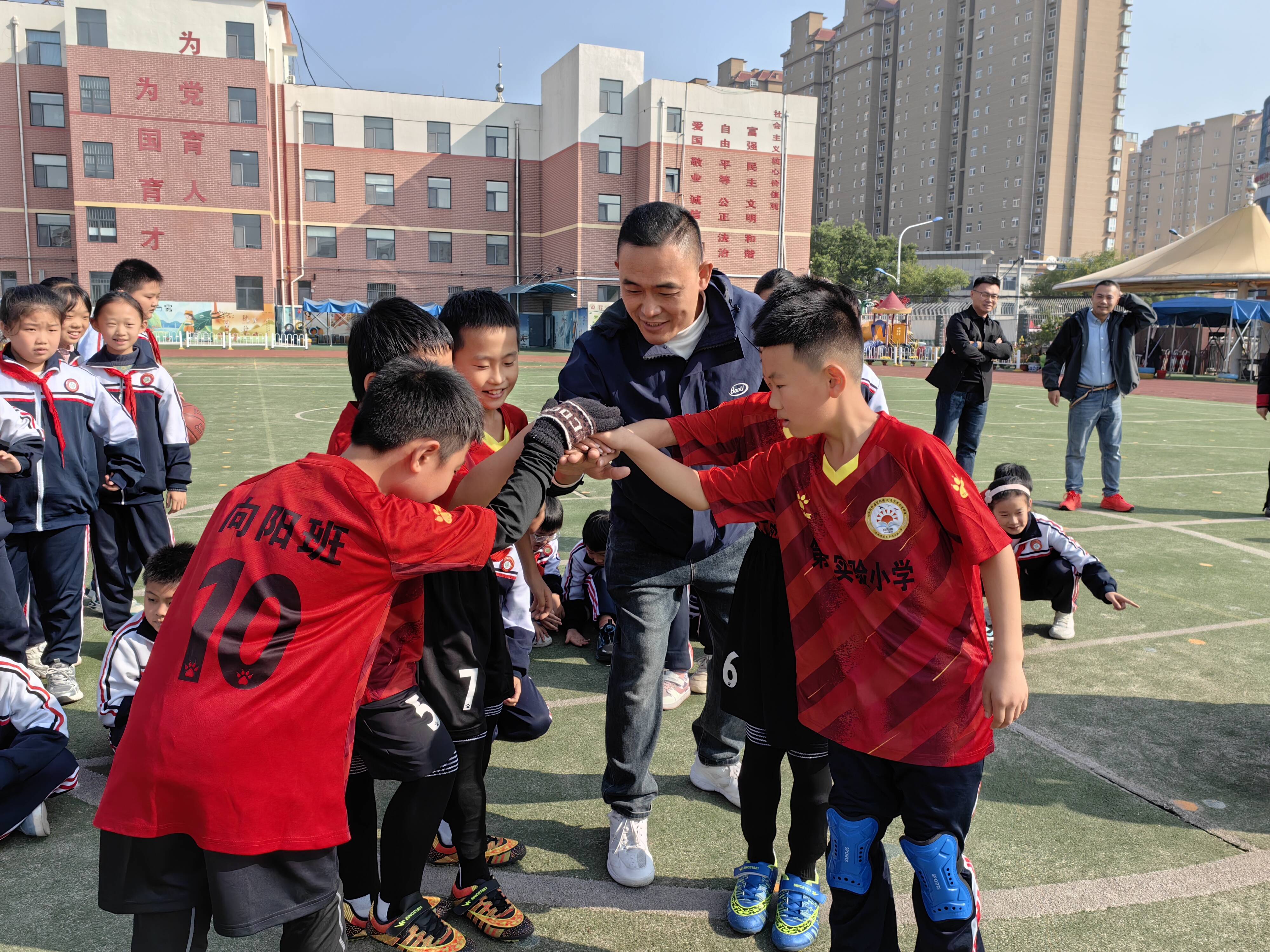 半岛体育视频-足球比赛中，队员们展现出色技术