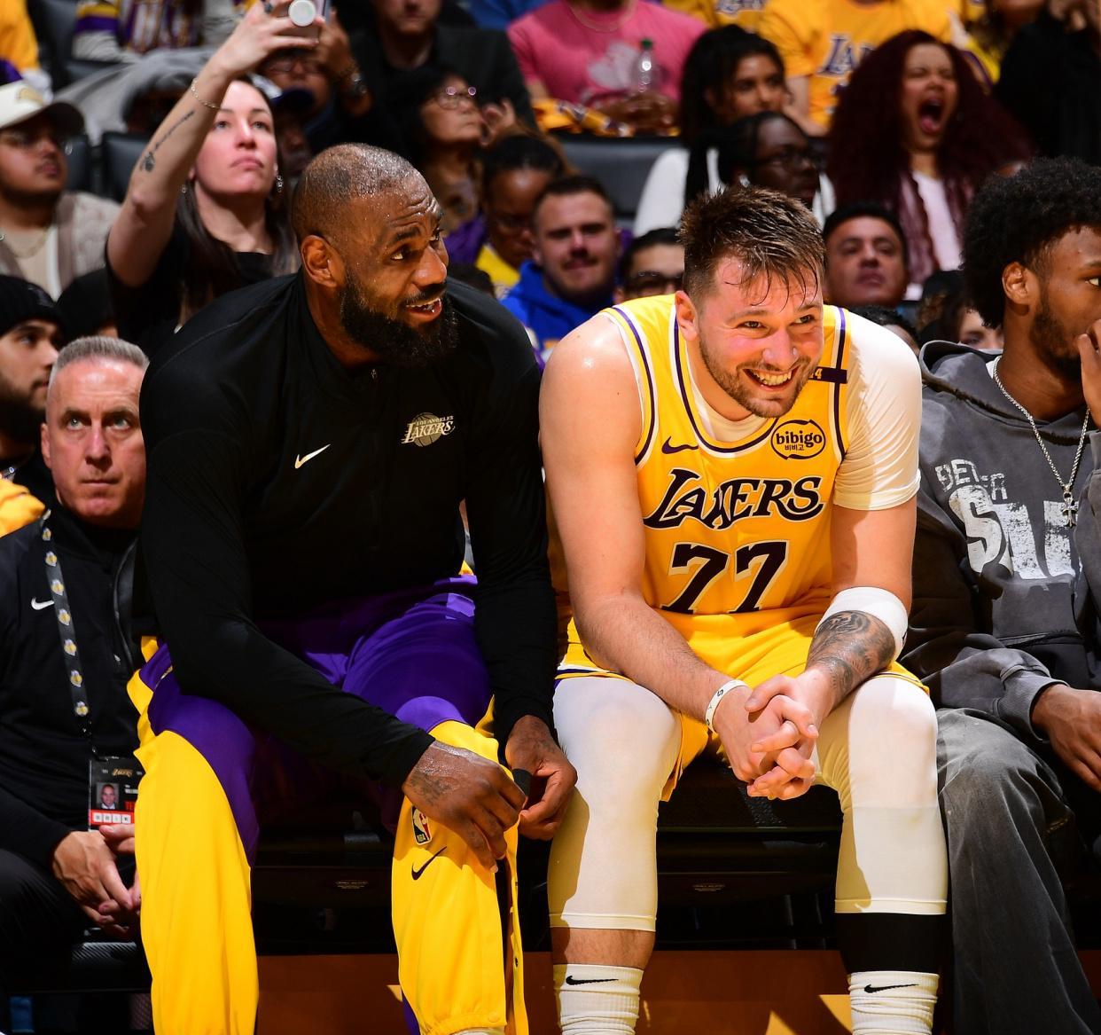 半岛体育官方-关于老鹰战胜劲敌，全队发挥默契赢得胜利的信息