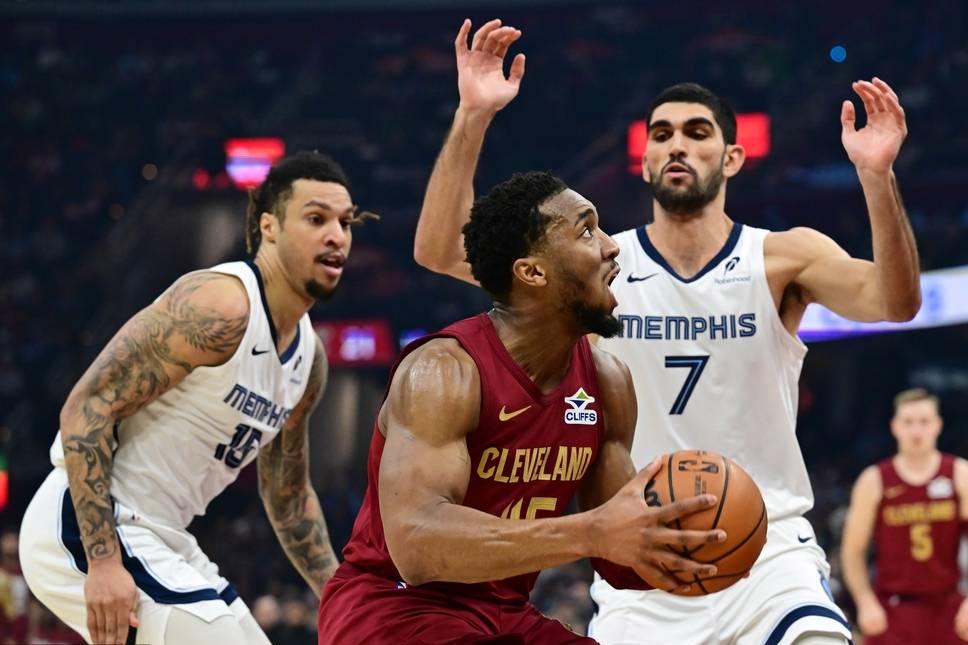 半岛体育官方登录入口-灰熊队在主场击败魔术，取得连胜