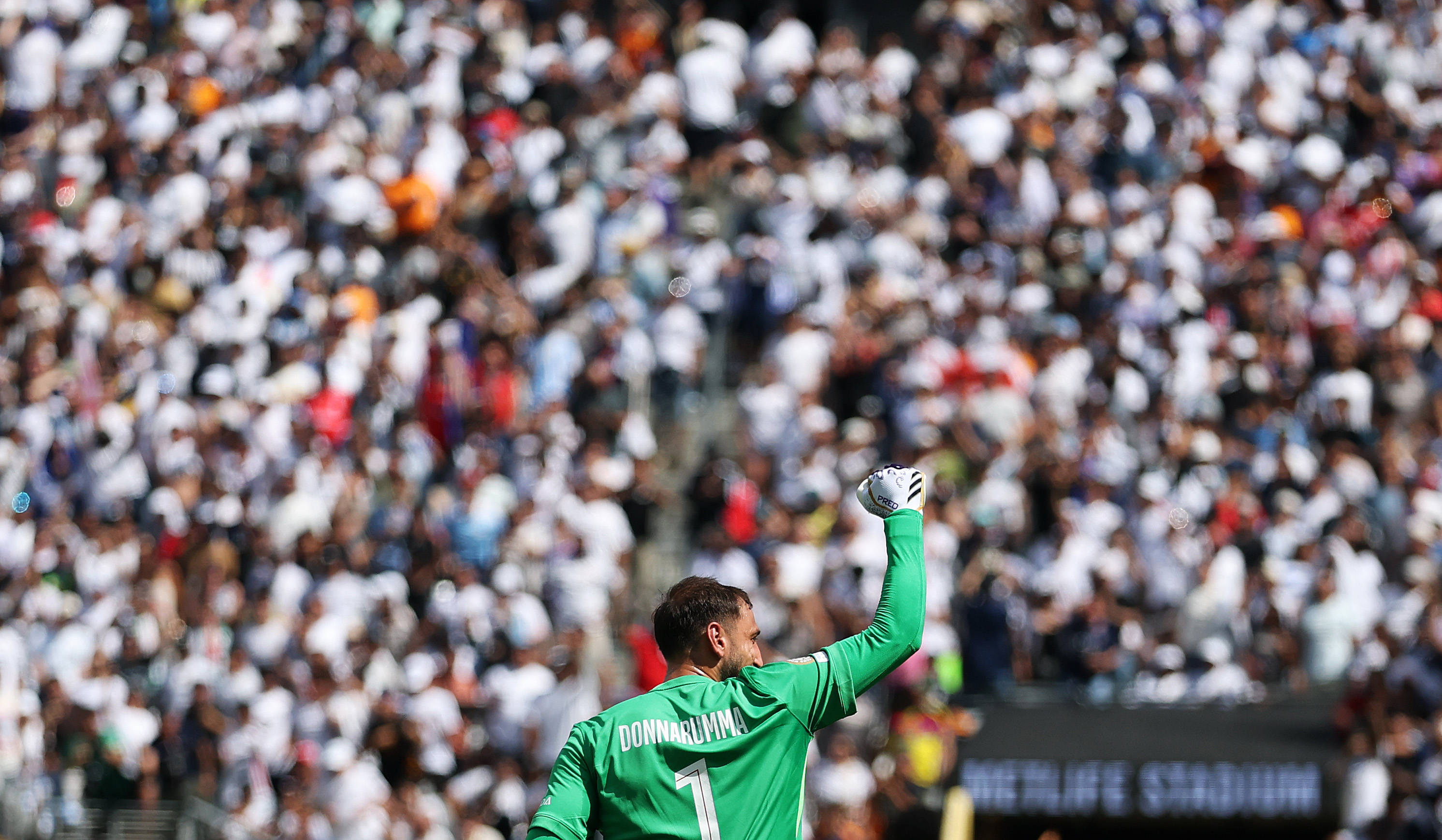 包含巴黎圣日耳曼凭借进球领先排名的词条