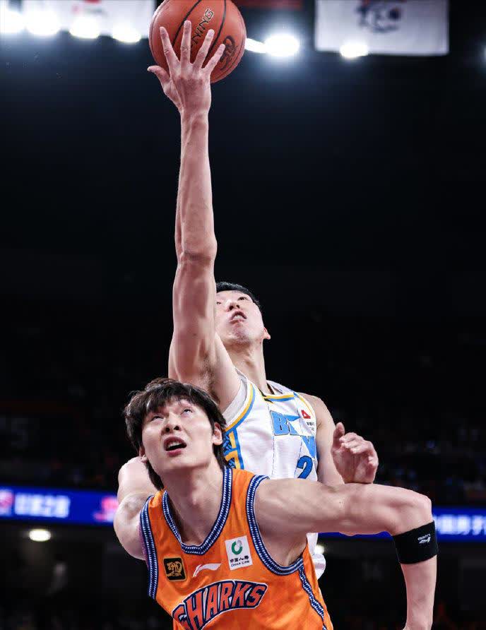 半岛体育竞技-上海男篮迎来逆转，悬念不断惊喜连连