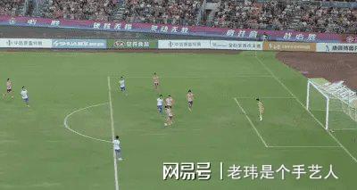 包含卡尔斯鲁厄全力以赴，取得关键胜利！的词条