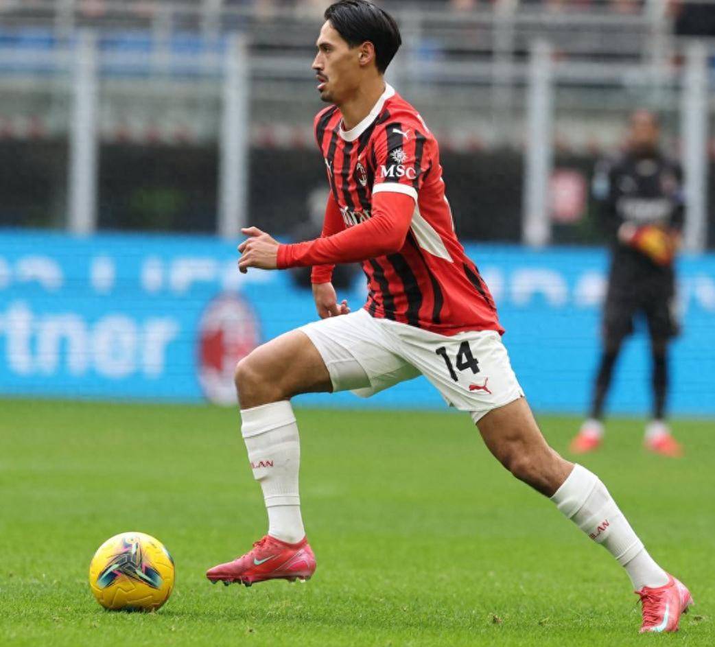 关于AC米兰后卫线表现出色，收获球迷高度认可的信息