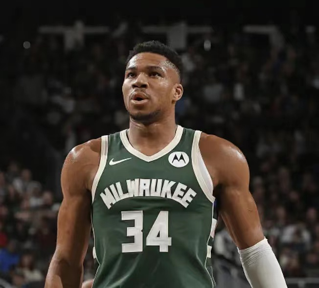 雄鹿胜活塞，字母哥30+10